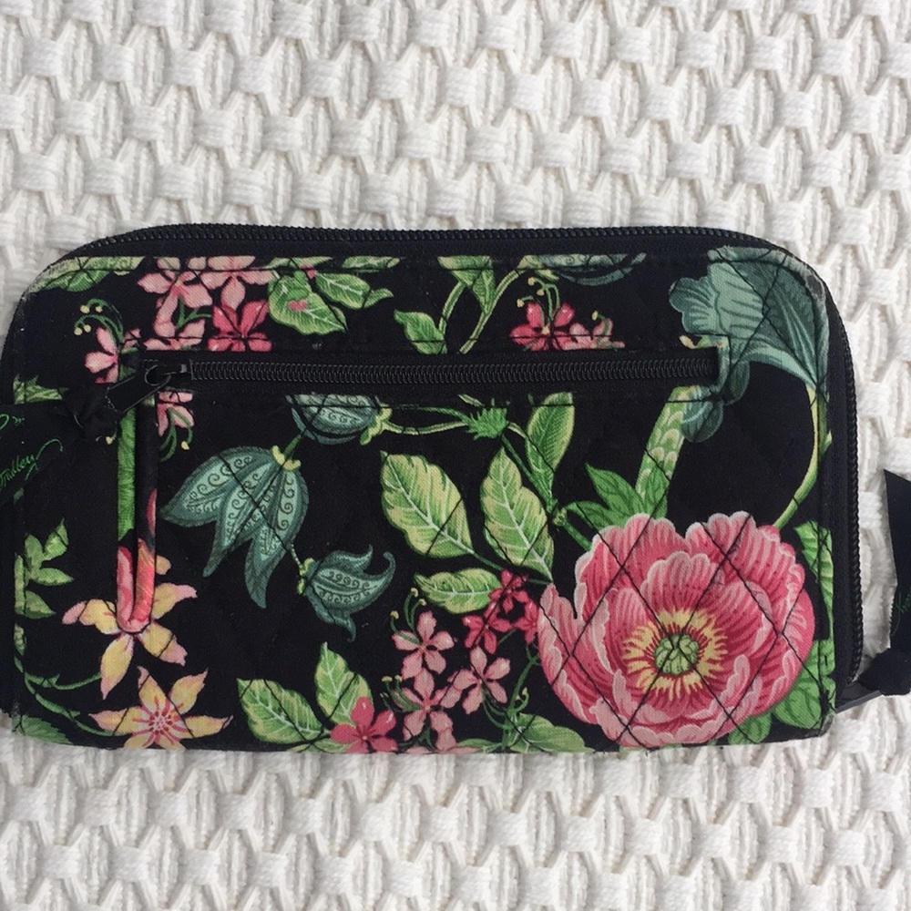 VERA BRADLEY ZIP AROUND WALLET/WRISTLET
